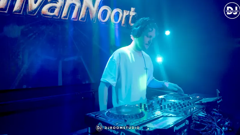 DJ met koptelefoon in blauw licht voor de LED-wall