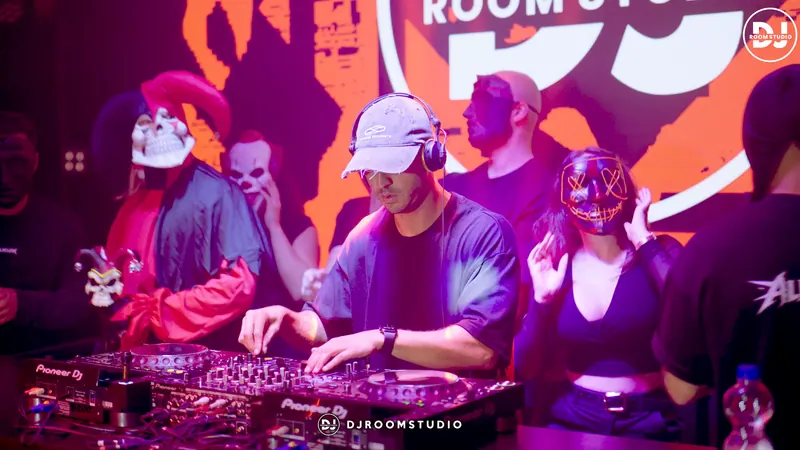 DJ in actie op de CDJ-3000 met figuranten in maskers