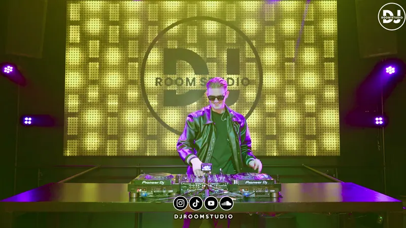 DJ voor de LED-videowall met het DJ Room Studio-logo