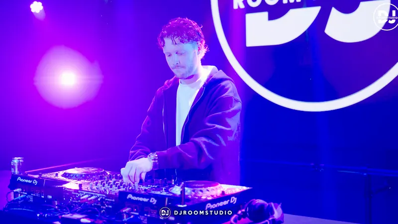 DJ in paars licht voor het DJ Room Studio-logo