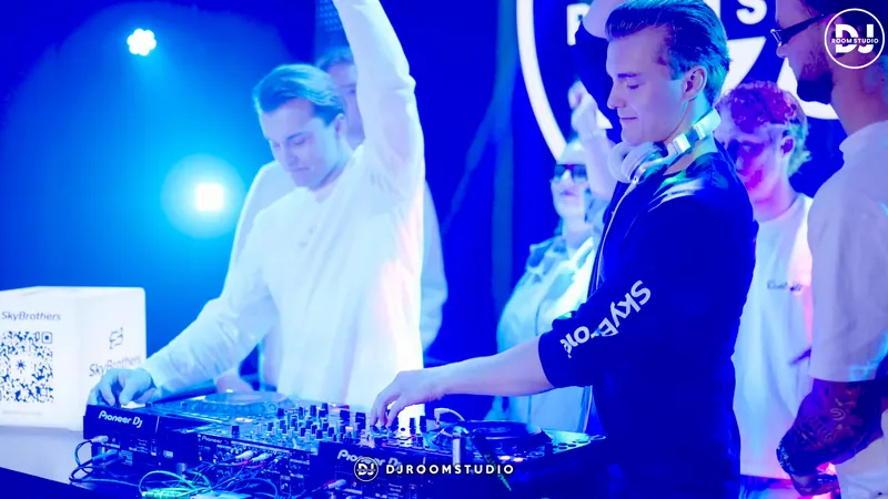 SkyBrothers achter de decks met publiek om zich heen
